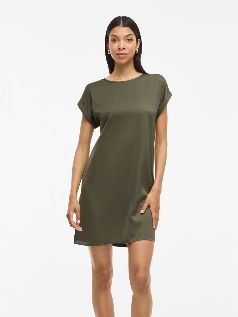 Vestido de manga corta verde oliva en una tela lisa y brillante. Cuello redondo, corte relajado, cae a medio muslo con puños enrollados y detalles mínimos.