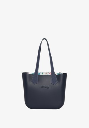 Blå gummitote med dobbel stofhåndtag, blomsterpræget indvendigt, rund form og præget logo på fronten.