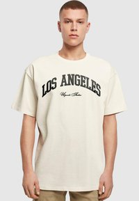 Upscale by Mister Tee L A COLLEGE  - Apdrukāts T-krekls - sand
