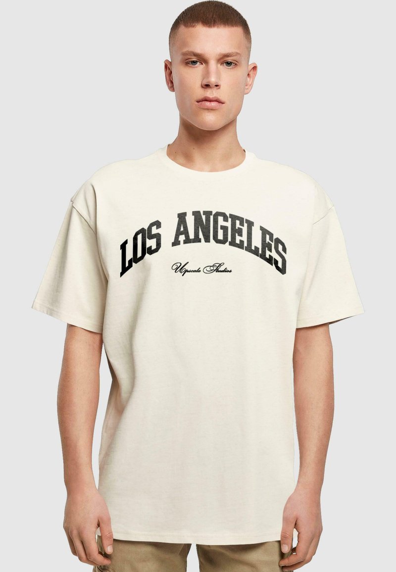 Upscale by Mister Tee L A COLLEGE - T-shirts med print - sand