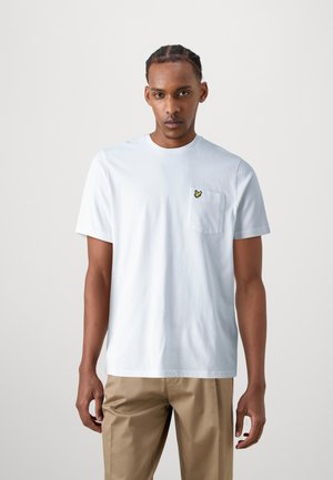Helles blaues Baumwoll-T-Shirt mit Rundhalsausschnitt und kurzen Ärmeln, ausgestattet mit einer Brusttasche links und einem gelben Schmetterlingslogo.