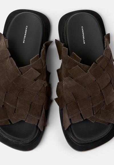 Černé nazouvací sandály s tlustými tkanými tmavě hnědými semišovými pásky a polstrovanou stélkou označenou jako "Camperlab".