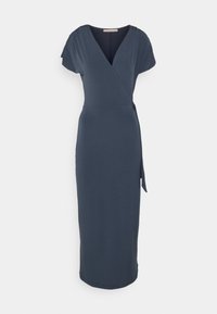 Donkerblauwe wikkeljurk van gladde stof, met korte mouwen, een V-hals en een zijstrikdetail. Midi-lengte.