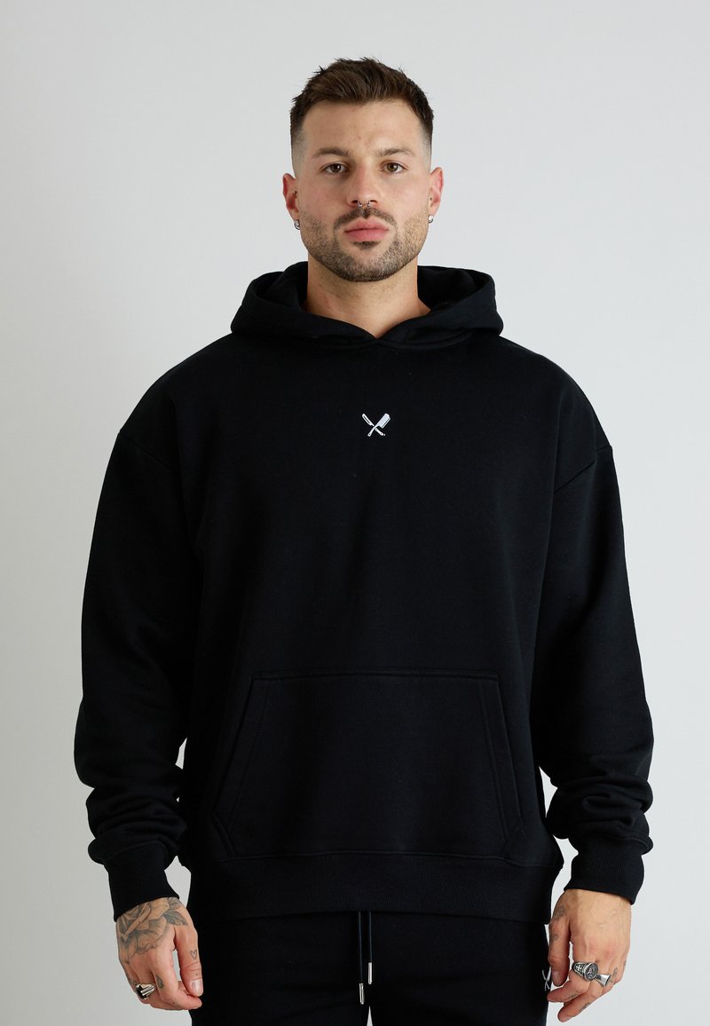 Czarna bluza z kapturem i przednią kieszenią, z białym logo. Wykonana z miękkiego materiału, z ściągaczami na rękawach i u dołu. Prosty, casualowy design.