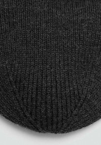 Cappellino a maglia nero con motivo a coste testurizzato e finitura liscia. Presenta una parte superiore arrotondata e un bordo elasticizzato per una vestibilità aderente.