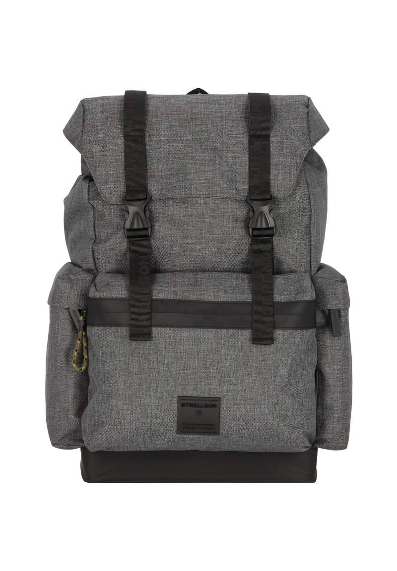 Šedý látkový batoh s rolovacím designem, černými popruhy a detaily, a přední kapsou. Obsahuje nastavitelná přezky a detaily s logem.