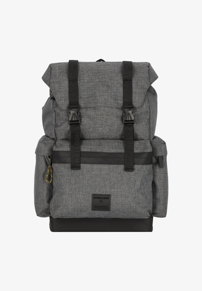 Šedý látkový batoh s rolovacím designem, černými popruhy a detaily, a přední kapsou. Obsahuje nastavitelná přezky a detaily s logem.