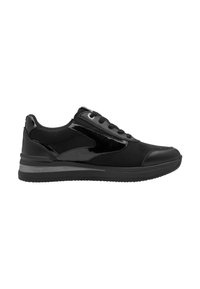 Μαύρο χαμηλό sneaker με ανάμεικτα ματ και γυαλιστερά υλικά, κλείσιμο με κορδόνια και παχιά σόλα σχεδιασμένη για καθημερινή χρήση σε λευκό φόντο.