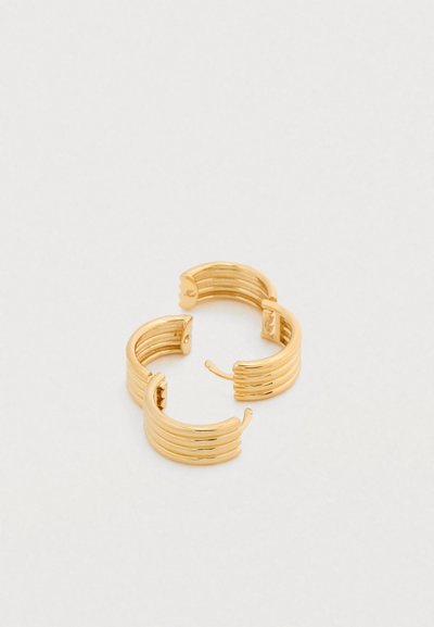 Σκουλαρίκια κρίκοι σε χρυσό χρώμα με ραβδώσεις, επίπεδο σχήμα και ομαλή υφή, με τρία διακριτά μέρη ορατά.