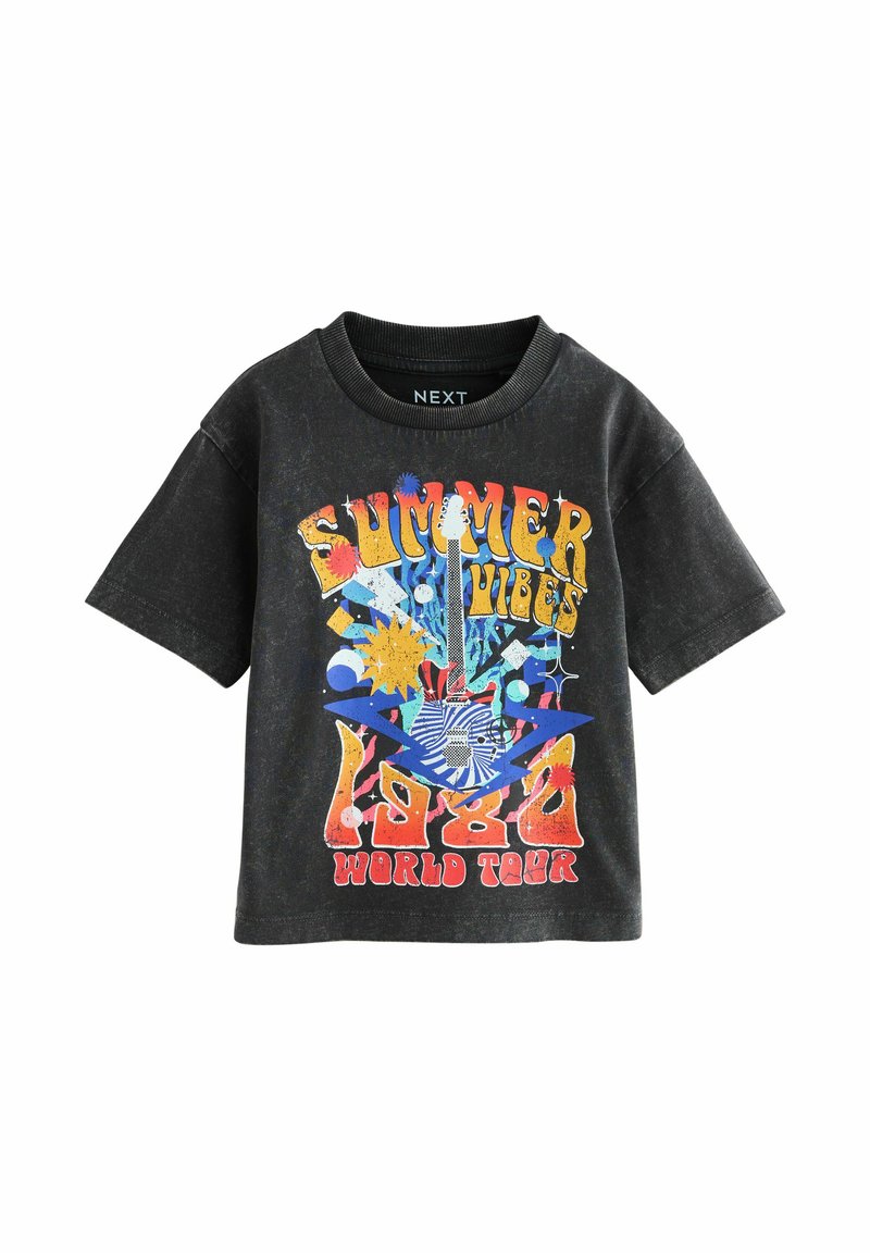 Čierne bavlnené tričko s krátkymi rukávmi, s farebným grafickým dizajnom, ktorý obsahuje text "SUMMER VIBES" a abstraktné vzory v rôznych farbách.