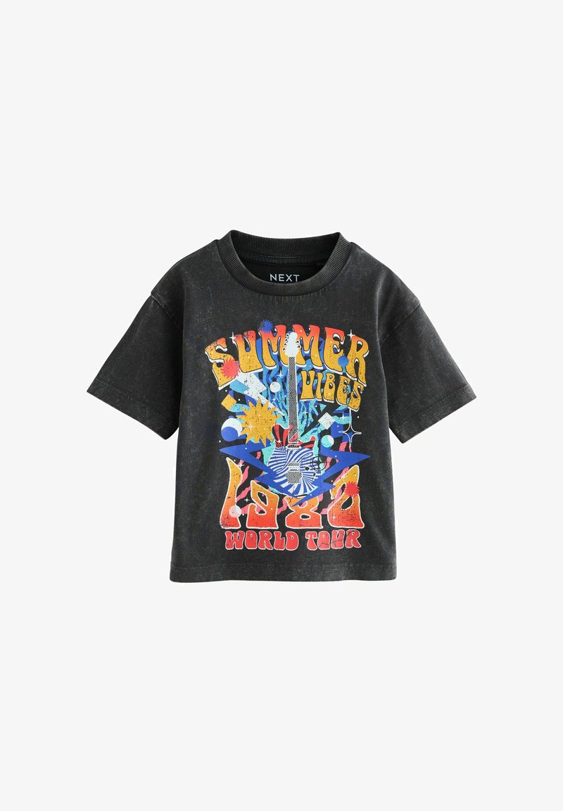 Maglietta nera a maniche corte con grafica colorata "Summer Vibes 1980 World Tour", con chitarra e motivo a esplosione solare sulla parte anteriore.