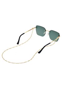 Goldfarbene Metallsonnenbrille mit grünen Gläsern und schwarzen Kunststoff-Endstücken, ausgestattet mit einer goldenen Kette, die mit dem Rahmen verbunden ist, für einen sicheren Sitz.