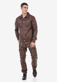 Rote und schwarze Karomuster-Denimjacke und -Hose mit silbernen Reißverschlüssen und Kettendetails; verfügt über eine geknöpfte Vorderseite und zwei Brusttaschen.