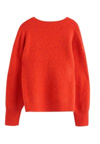 Červený vlněný svetr s kulatým výstřihem, spadlými rameny a žebrovanými manžetami. Měkká, texturovaná látka, tvar připomínající krabici. Pohled zezadu.