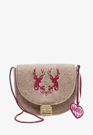 Petit sac bandoulière en feutre beige avec têtes de cerf rouges brodées, bords festonnés, boucle dorée et étiquette rose à carreaux en forme de cœur.