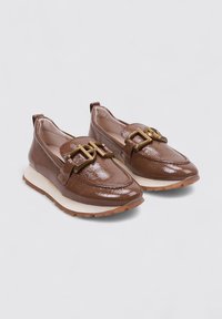 Mocasines de charol marrón con herrajes dorados, con puntera redondeada y suela blanca acolchada. Parte superior texturizada con detalles sutiles de costura.