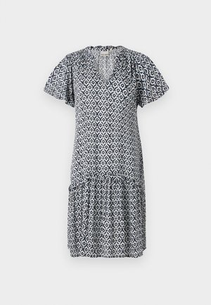 Rochie cu mânecă scurtă, albă și albastră, cu un model geometric. Decolteu în V, tiv cu volane și material ușor, cu o croială relaxată.
