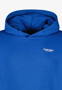 Koninklijk blauwe hoodie met een ronde hals, voorzien van een klein wit logo dat "Denim Dept. Cars Jeans" zegt op de bovenste linkerkant.