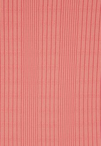 Koralska tekstura tkanine s vertikalnim rebrima i malim uzorcima uzdignutih točkica, stvarajući strukturiran i mekan izgled.