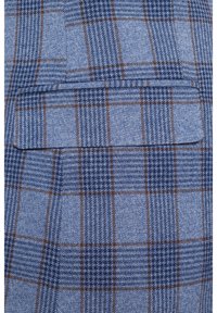 Niebieska tkanina w kratę, zawierająca mieszankę dużych i małych kratek w ciemniejszym odcieniu niebieskiego i brązowym, z jedną tylną kieszenią. Materiał o teksturowanej mieszance wełny.