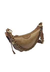 Sac à main marron multi-texturé avec un design tissé, des accessoires en ton doré, une fermeture éclair et une bandoulière en chaîne tressée. Présente des accents en cuir.