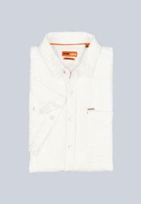 Weißes, ordentlich gefaltetes Hemd mit Knopfleiste aus strukturiertem Stoff, einer einzelnen Brusttasche mit silbernem Akzent und orangefarbener Etikettierung. Regulaere Passform.