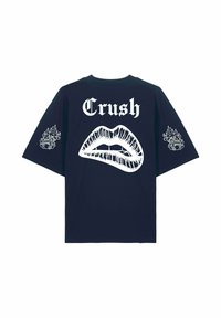 T-shirt blu navy con grafica bianca di grandi labbra sotto la parola "Crush" e dadi infuocati su ogni manica.