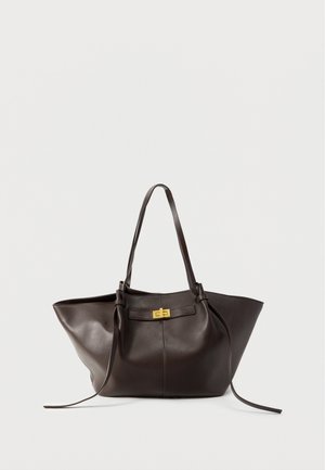 Dunkelbraune Ledertasche mit langen Griffen, leicht ausgestellten Seiten und einem goldenen rechteckigen Verschluss in der vorderen Mitte.