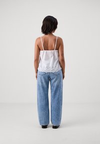 ONLY Petite ONLLOU SINGLET - Top - bright white