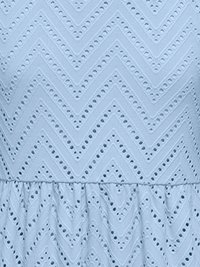 Tissu bleu clair avec broderie œillet en zigzag et détail de couture froncée.