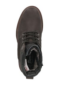 Stivale alla caviglia in pelle marrone scuro con lacci neri, collo imbottito e morbida fodera in pelliccia all'interno, visto dall'alto.