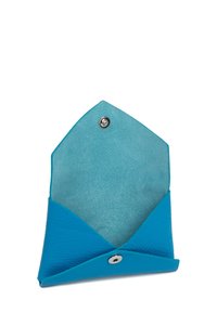 Portafoglio in pelle turchese con esterno texturizzato e interno liscio. Presenta un risvolto appuntito e una chiusura a scatto.