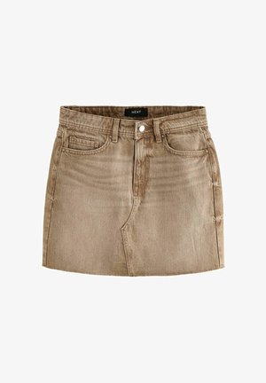 Tan denim mini-rok met een subtiele textuur, voorzien van voorzakken, riemlussen en een enkele metalen knoopsluiting.
