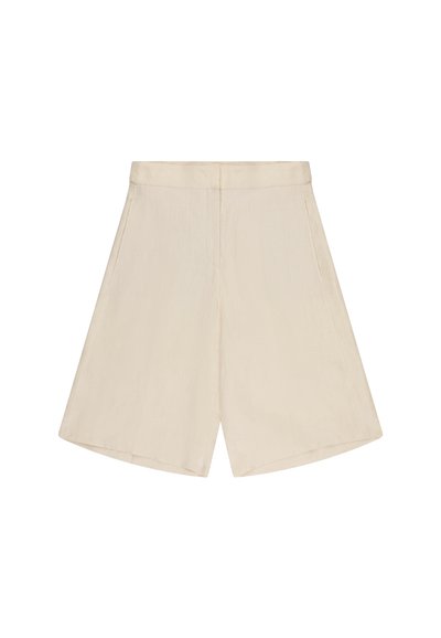 Pantalones cortos beige de talle alto con piernas anchas, bolsillos laterales y cierre frontal oculto, mostrados sobre un fondo blanco.