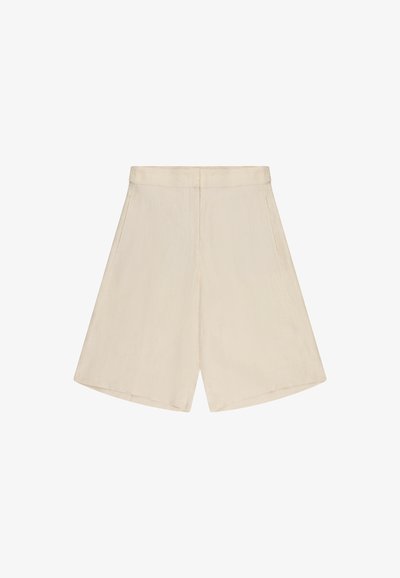 Pantalones cortos beige de talle alto con piernas anchas, bolsillos laterales y cierre frontal oculto, mostrados sobre un fondo blanco.