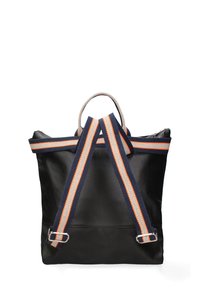 Zaino in pelle nera con superficie texturizzata, manici doppi e spallaccio spesso blu navy con strisce arancioni e bianche, fibbie in metallo.