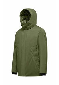 Giacca isolante verde oliva con colletto alto e cappuccio, dotata di tasche laterali e polsini elastici, realizzata in un tessuto liscio e resistente.