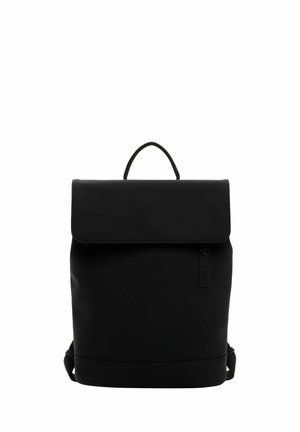 Zaino nero realizzato in materiale sintetico liscio, con un copri-top piatto, manico superiore, spallacci regolabili e design minimalista.