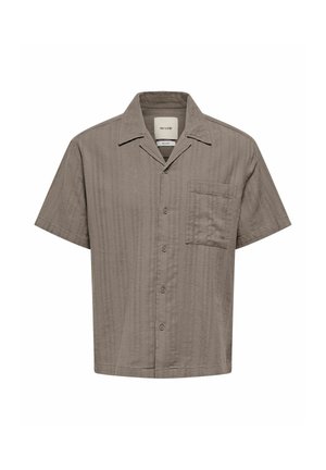 Chemise marron texturée à manches courtes avec col et poche poitrine gauche, présentée sur un fond blanc uni.
