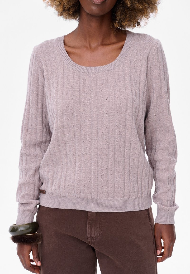 Lichtpaarse, geribde trui met een brede, ronde halslijn en lange mouwen. De zoom en manchetten zijn geribd, gecombineerd met bruine broek.