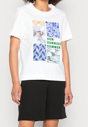 Camiseta blanca de manga corta con un diseño gráfico que presenta patrones en azul y verde, una imagen de gafas de sol y el texto "SUN SUNNIES SUMMER."