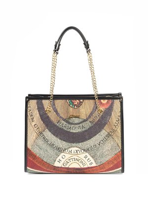 Tote bag met een kleurrijk patroon met cirkelvormige ontwerpen en tekst. Zwarte leren accenten, dubbele handgrepen met kettingdetails en een gestructureerde vorm.