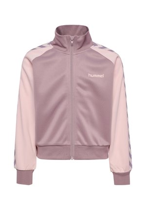 Lys lilla og pink sportjakke med lynlås, høj krave, lange ærmer og "hummel" logo på venstre bryst.