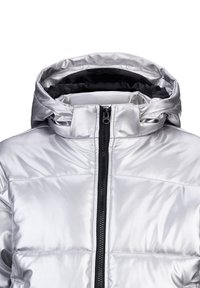 Zilveren pufferjack met een hoge kraag en aan de capuchon. Heeft een zwarte rits aan de voorkant en een gladde, glanzende stofstructuur.
