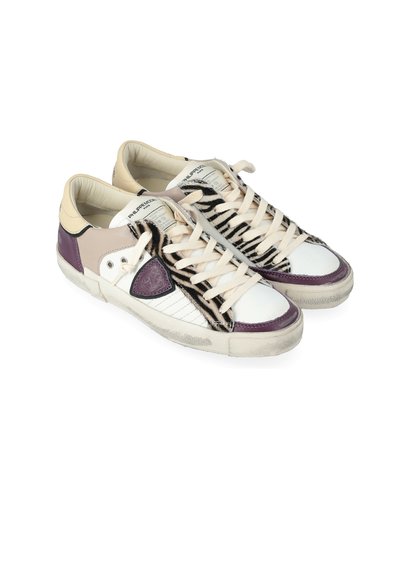Lage sneakers met witte, paarse, beige en zebra-patroon bontaccenten en crèmekleurige veters, zij aan zij getoond.