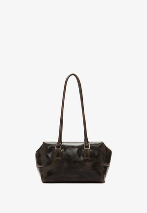 Dunkelbraune Ledertasche mit zwei langen Schulterriemen und silberner Beschlagsausstattung, rechteckige Form, geprägt mit dem Markennamen auf der Vorderseite.