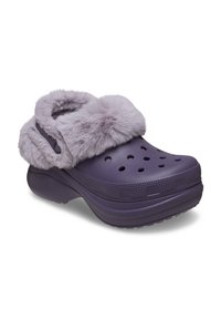Paarse klompen met een zachte neplederen kraag, geventileerde gaten op het oppervlak en een dikke, getextureerde zool voor stabiliteit en comfort.