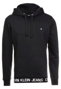 Černá mikina Calvin Klein s kapsou vpředu, stahovací kapucí, malým logem "CK" na hrudi a nápisem "Calvin Klein Jeans" na pásku.