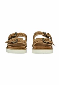 Sandali in suede marrone con due cinturini regolabili dotati di fibbie in metallo, design intrecciato, suola piatta bianca e punta aperta.