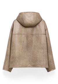 Beżowa kurtka z kapturem o miękkiej, teksturowanej powierzchni. Posiada luźny krój i widoczne szwy na plecach.